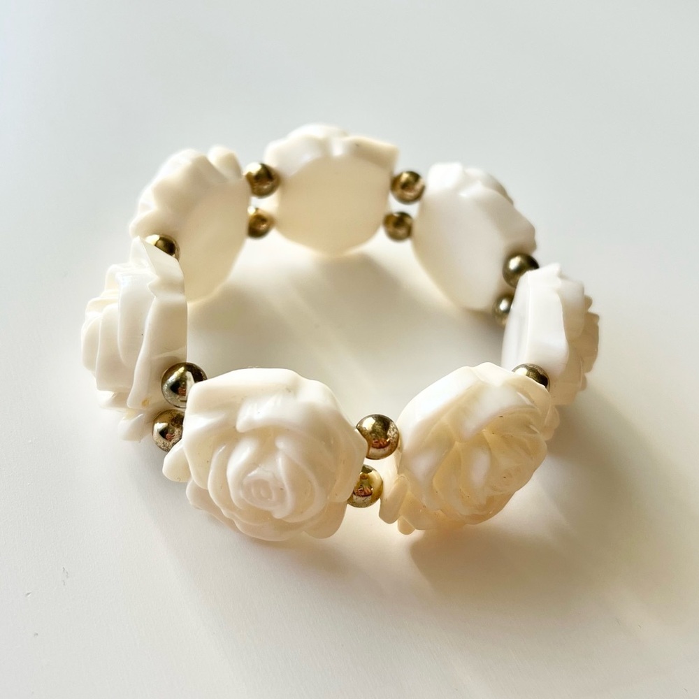 Elegant White Rose Bracelet - Picture 2 of 2